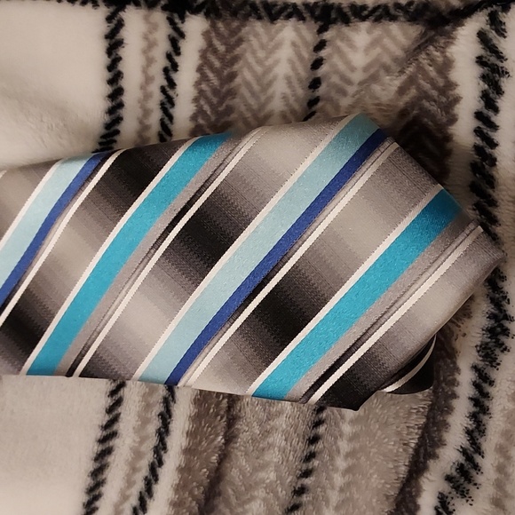 Van Heusen Neck Tie - Picture 2 of 5